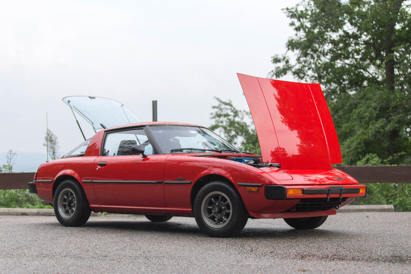 Illustration for article titled The Original Mazda RX-7 Drives Like a Humming, Thrumming, Living Animal